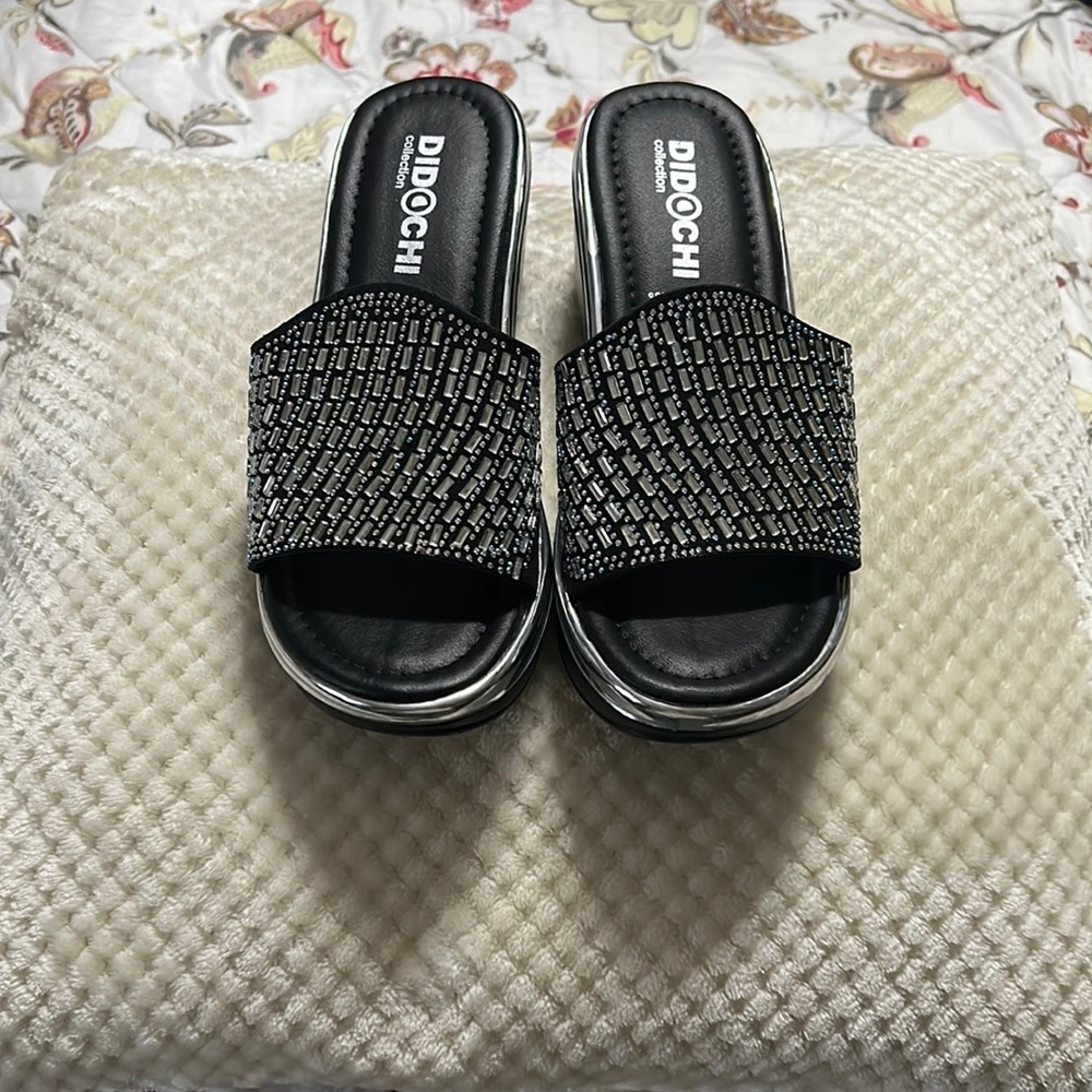 Nice casual shoe goes with a casual dress or shorts.